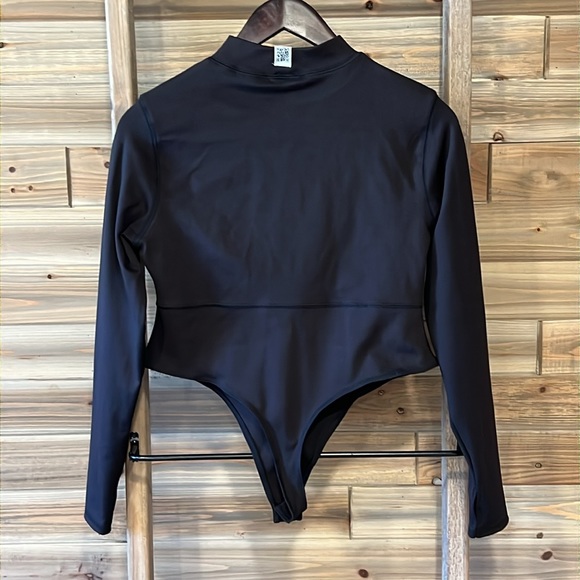 THE GIVING MOVEMENT RECYCLED SOFTSKIN Long Sleeve Bodysuit - Pitch Black - Picture 4 of 8